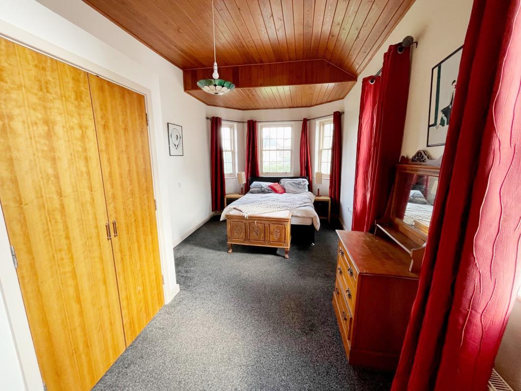 Lot: 160 - THREE-BEDROOM DUPLEX PROPERTY IN CONVERTED MILL COMPLEX - Bedroom 1 with en-suite shower room